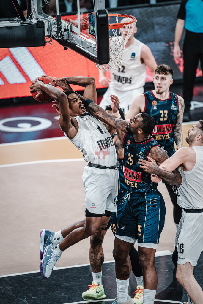 Basketball | Männer | Saison 2023/2024 | BKT EuroCup | Veolia Towers Hamburg vs. Umana Reyer Venice | 06.02.2024 | William Christmas (#11, Veolia Towers Hamburg)  kämpft um den Rebound