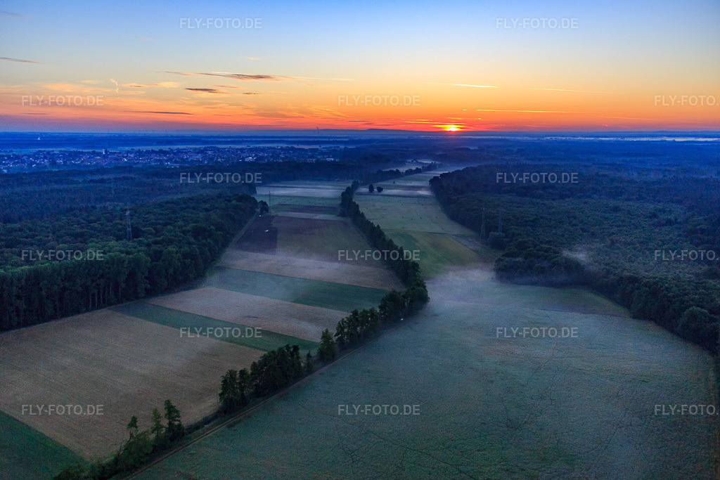 Luftbild: Sonnenaufgang im Otterbachtal mit Morgendunst in Kandel im Bundesland Rheinland-Pfalz in Deutschland. Foto: IMG_091487.jpg vom 10.07.2016 durch Werner Riehm/FLY-FOTO.de