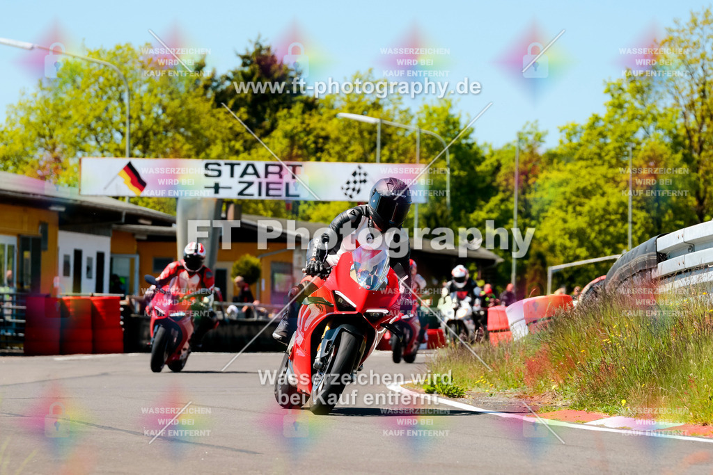 Moto-TeamOBK-21810 | Hier findet Ihr Bilder von Touristenfahrten auf der Nürburgring Nordschleife oder von anderen Veranstaltungen die ich besucht habe. Viel Spass beim Durch Schauen 