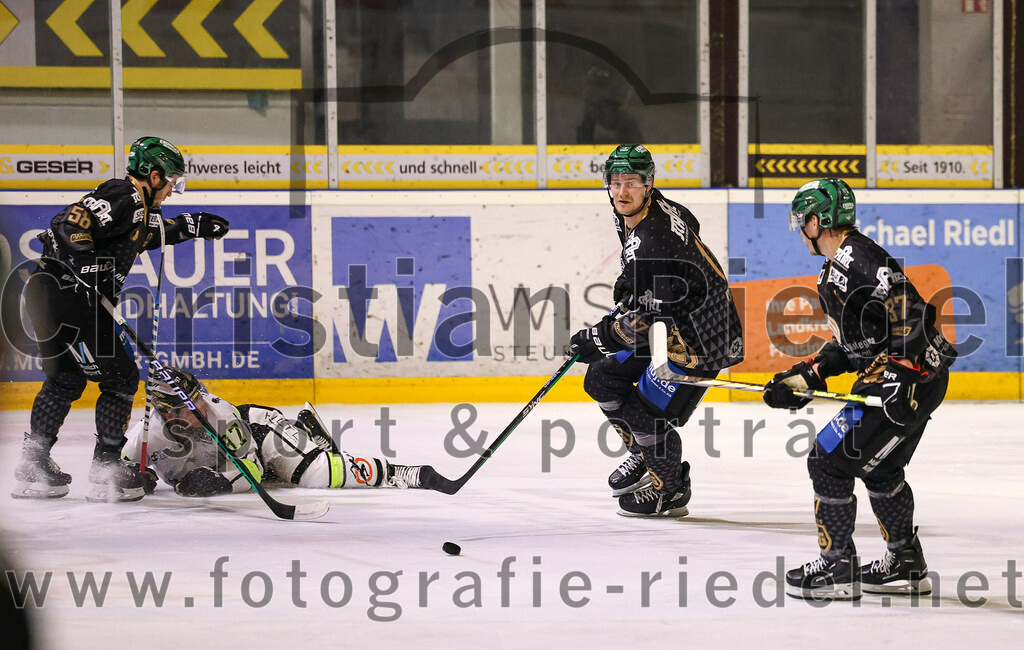 2024-03-01_098_TSV_Erding_gegen_ERSC_Amberg | Erding, Deutschland, 01.03.2024:
Eishockey, Bayernliga Playoffs 2023 / 2024, 5. Spieltag, TSV Erding gegen ERSC Amberg, Endergebnis: 9:0

Paul Pfenninger (Erding Gladiators, #58), Elia Ostwald (Erding Gladiators, #17), Thomas Matheson (Erding Gladiators, #37)

Foto: Christian Riedel / fotografie-riedel.net