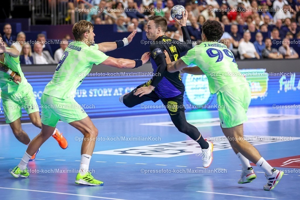 KoeEHF15062501015 | 15.06.2025, Handball, Spiel um Platz 3, TruckScout24 EHF FINAL4, LANXESS arena Köln, HBC Nantes - FC Barcelona: Jonathan Carlsbogard (Barca FC Barcelona ESP #09) Javier Rodriguez Moreno (Barca FC Barcelona ESP #99) gegen Rok Ovnicek (HBC Nantes FRA #10) 