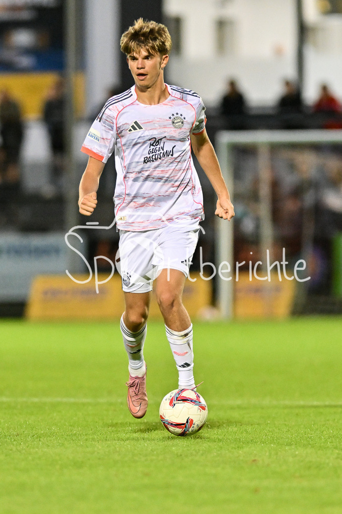 FC Memmingen - FC Bayern Amateure | am Ball  Guido Della ROVERE (FC Bayern Muenchen II 10) / Einzelfoto / Freisteller / Regionalliga Bayern: FC Memmingen - FC Bayern München II; Arena Memmigen am 29.08.2025