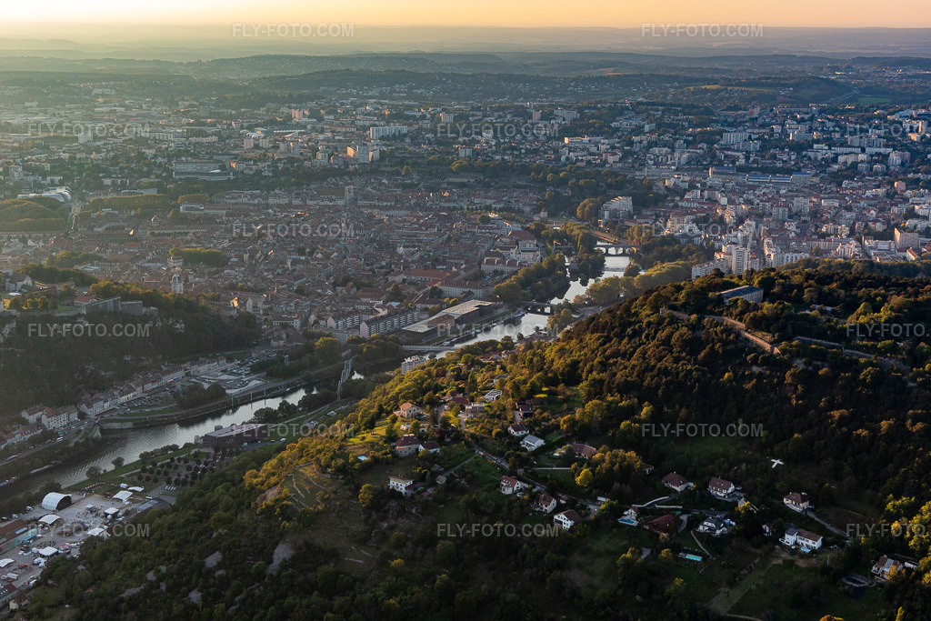 Aerial view: Les terrasses de Besançon in the district Brégille in Besançon in the state Doubles, France. – Photo: IMG_129654.jpg taken on 09/23/2021 by Werner Riehm/FLY-FOTO.com – Resolution of the original: 5472 x 3648 px