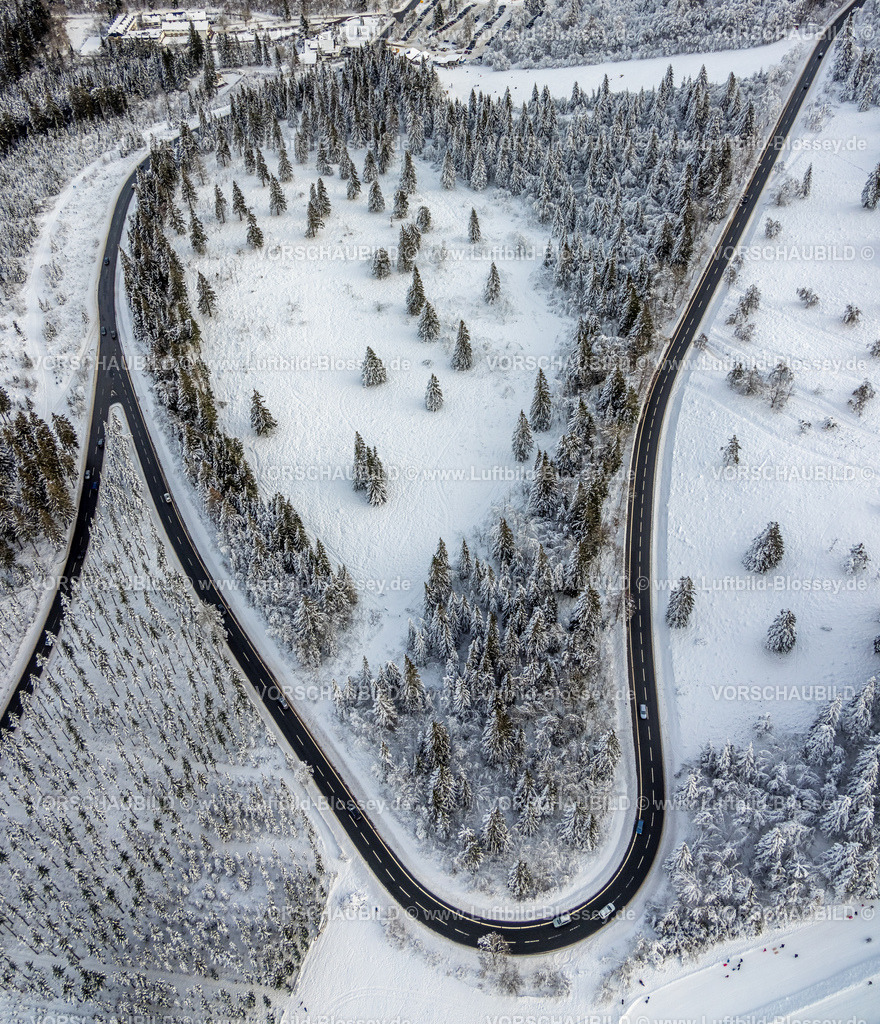Winterberg221201329 | Luftbild vom Winterwunderland in Winterberg im Sauerland, kurvenreiche Straßen,  am Kahlen Asten und den Skiabfahrten und dem Skilift-Karussell Winterberg, kurvenreiche Straßen, Winterberg, Sauerland, Nordrhein-Westfalen, Deutschland
