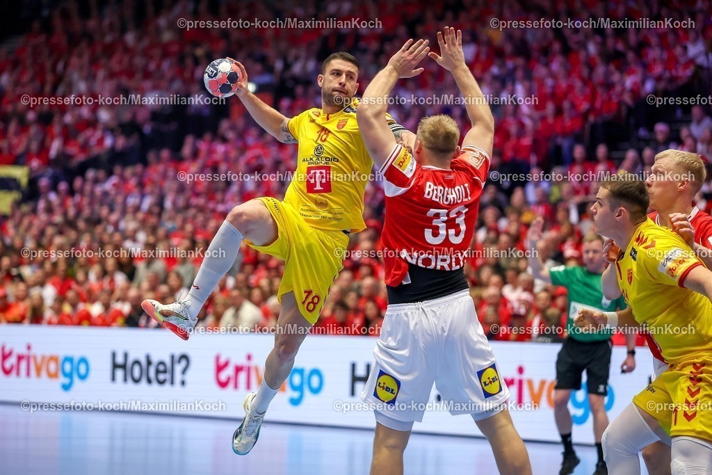 EHF16012602015 | 16.01.2026, Handball, Men's EHF EURO 2026, Dänemark - Nordmazedonien, Jyske Bank Boxen in Herning, Dänemark, Preliminary Round:  Filip Kuzmanovski (North Macedonia #18) im Zweikampf gegen   Emil Siersbaek Bergholt (Denmark #33) 