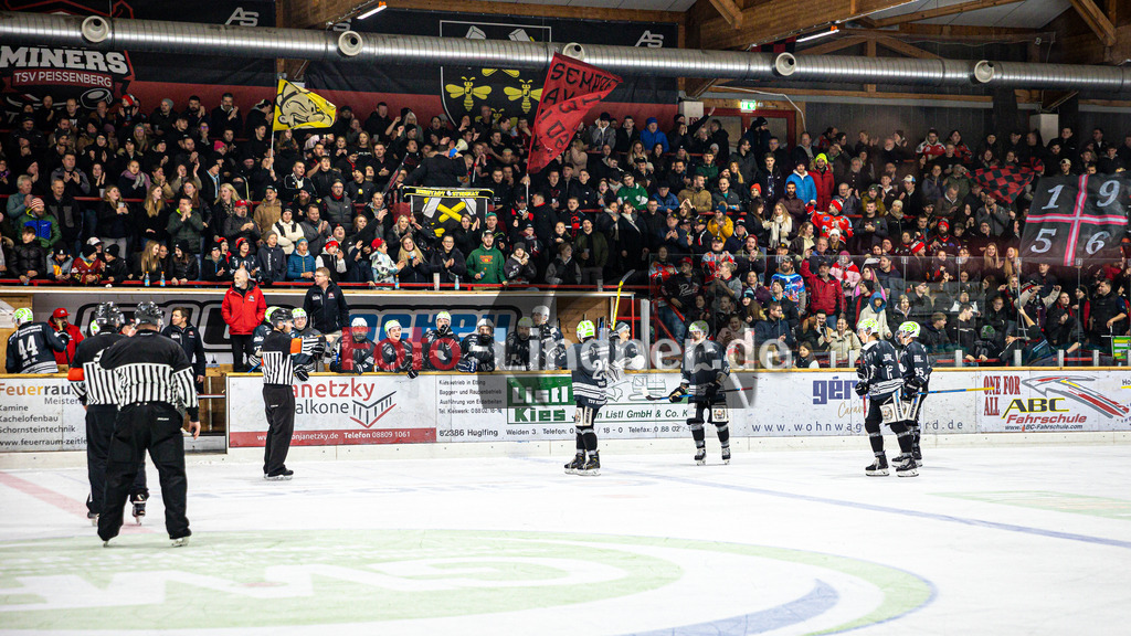 TSV Peißenberg MINERS gegen HC Landsberg RIVERKINGS | Eishockey Bayernliga Herren Vorrunde 2024/25, TSV Peißenberg MINERS gegen HC Landsberg RIVERKINGS, 20241108,Dejan VOGL (MINERS 23) feiert mit den Fans, Zuschauer,2024-11-08 in Peißenberg (Eisstadion Peißenberg)Dejan VOGL (MINERS 23)Copyright: WolfgangxLindner