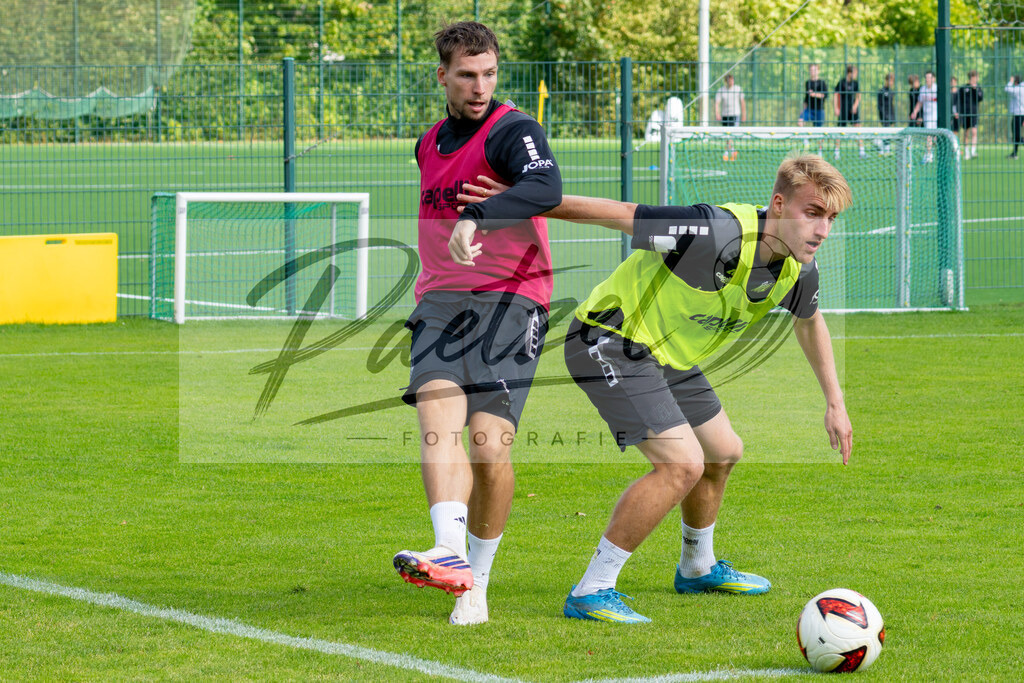 20260909_TRAOSN_0186 | Fußball, Herren: Robin Meißner (VfL Osnabrück) und Fridolin Wagner (VfL Osnabrück) im Zweikampf beim Training des VfL Osnabrück am 09.09.2026 im Sportpark Illoshöhe in Osnabrück, Deutschland.(Foto von Nico Paetzel) - Realisiert mit Pictrs.com