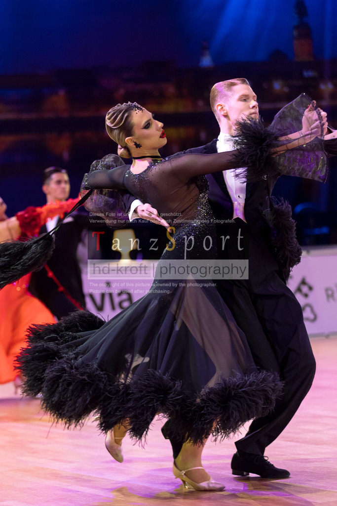 20241215_WDSF_Int_Open_Std-Riga-8750 | Tanzsportbilder, Standardtanz, Lateintanz, WDSF, DTV, LTVB, dancecomp, goc, hessen tanzt, blaues band der spree, walzer, tango, wiener walzer, slowfox, quickstepp, samba, rumba, cha-cha-cha, paso doble. jive, hd-kroft photography, turniertanzsport