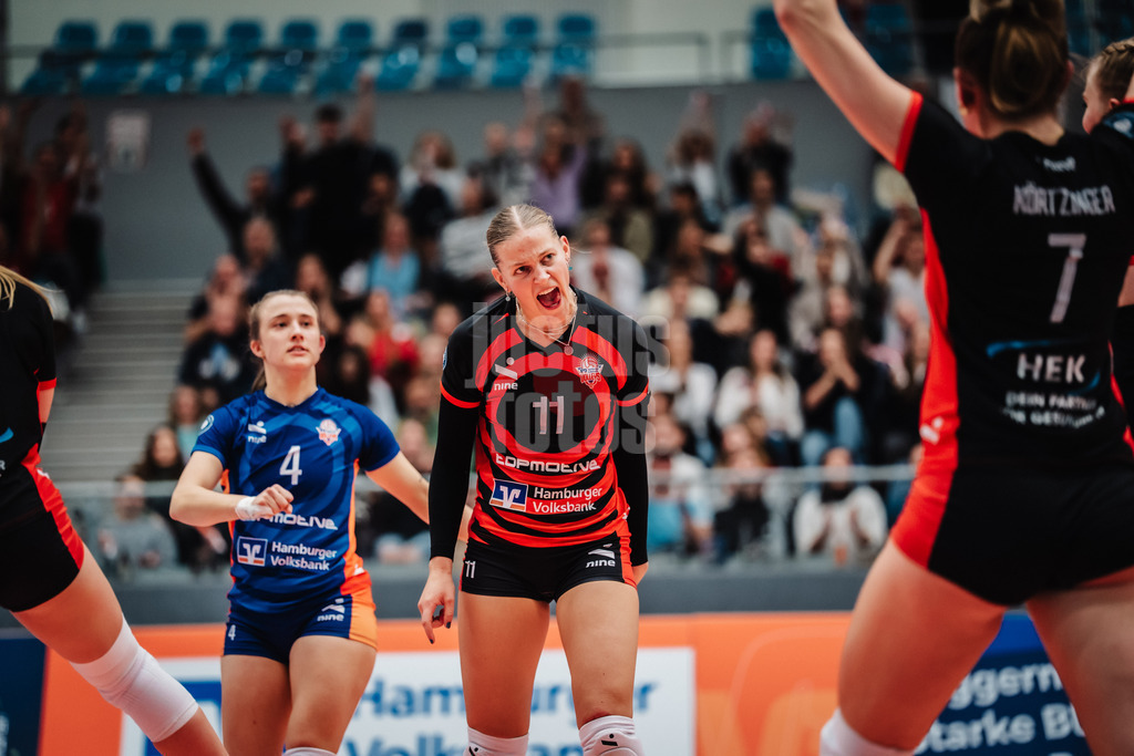 Volleyball | Frauen | Saison 2025/2026 | Volleyball Bundesliga | ETV Hamburger Volksbank Volleys vs. Dresdner SC | 15.11.2025 | Svea Frobel (#11, ETV Hamburger Volksbank Volleys) jubelt