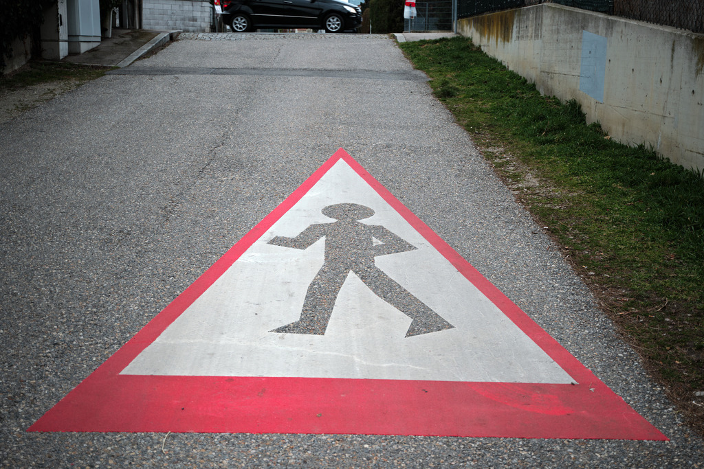 Achtung Fussgängerschild auf dem Strassenboden | Wien, Austria - March 05, 2023: Achtung Fussgänger Schild auf dem Strassenboden. - Realisiert mit Pictrs.com