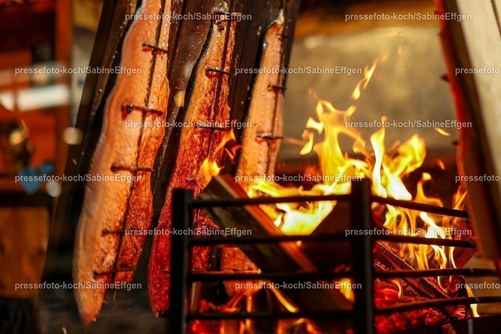 SEF17112401054 | 17.11.2024, xsefx, Köln, Pünktlich zur Vorweihnachtszeit öffnen die ersten Weihnachtsmärkte in Nordrhein-Westfalen. Eindrücke rund um den kölner Hafen-Weihnachtsmarkt am Schokoladenmuseum. Flammlachs Lachs brät am offenen Feuer. 