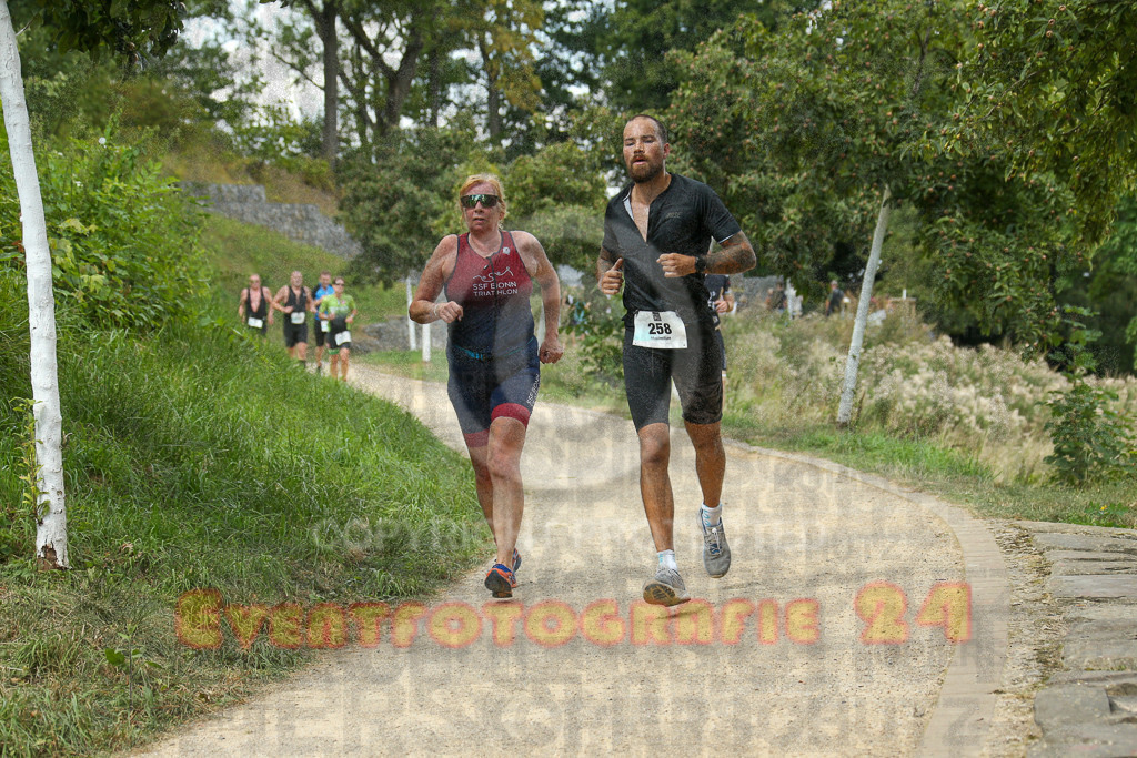 250824_1346_EX1_3609 | Sportfotografie im Rhein-Sieg Kreis, Köln, Bonn, NRW, Rheinland Pfalz, Hessen, etc. Unser Tätigkeitsfeld umfasst den Laufsport vom Volkslauf über den Marathon, Duathlon, Triathon bis zum Ultralauf wie Kölnpfad Ultra oder Schindertrail.