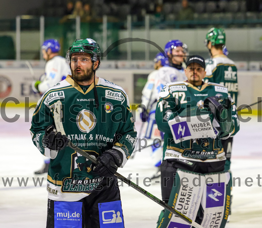 2025-09-26_149_TSV_Erding_gegen_SC_Riessersee | Erding, Deutschland, 26.09.2025:Eishockey, Oberliga Süd 2025 / 2026, 3. Spieltag, TSV Erding gegen SC Riessersee, Endergebnis: 3:5Marc Schmidpeter (Erding Gladiators, #33), Torwart David Zabolotny (Erding Gladiators, #72)Foto: Christian Riedel / fotografie-riedel.net