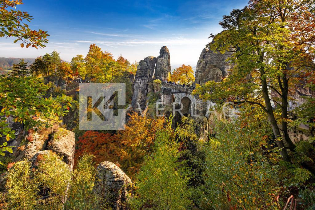 Wandbild-Bastei-Basteibruecke-Herbst-0U3A6518 | Herbstliche Basteibrücke über der Felsenbühne Rathen in der Sächsischen Schweiz im Elbsandsteingebirge - Realisiert mit Pictrs.com