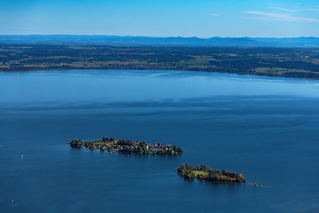 dr__0055590.jpg | CHIEMSEE 07.10.2024 Fraueninsel mit dem Kloster der Abtei Frauenwörth und Krautinsel in Chiemsee im Bundesland Bayern, Deutschland mit der Abtei der Benediktinerinnen Frauenwörth. // Fraueninsel in the Chiemsee in the state of Bavaria, Germany with the abbey of the Benedictine women Frauenwoerth. Foto: Daniel Reiter
