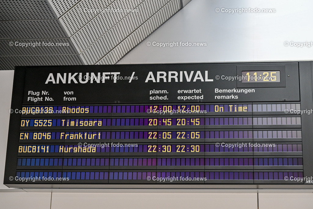 Flughafen Linz_ Linz Airport_ Linz-Hoersching_ 24.07.2023-19 | 24.07.2022, Linz Hoersching, AUT, Flughafen Linz, Linz Airport, im Bild Ankunftsanzeige, Arrival, Tafel