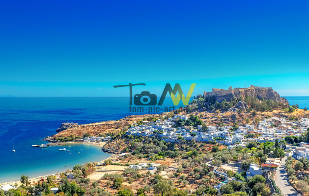 Panorama des Dorfes Lindos--Rhodos-Griechenland-blaues Meer | Blaues Meer und azur blauer Himmel. Ein schöner Tag auf Lindos auf Rhodos - Realisiert mit Pictrs.com