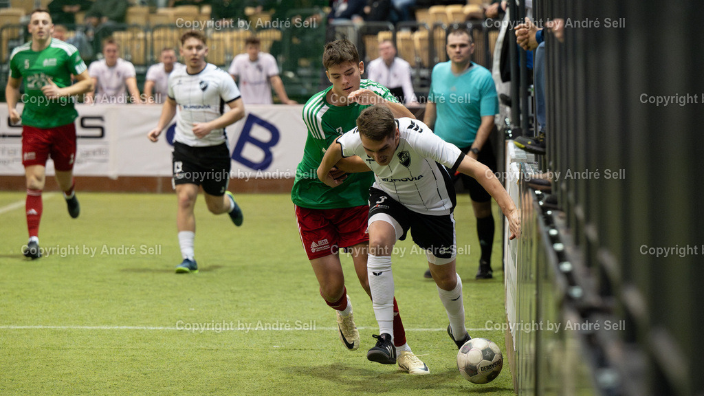Halbfinale 2 - TS Einfeld vs MTSV Hohenwestedt | Brian Casper (Einfeld #3) / Jan-Ole Belz (MTSV #3) // 44. RS-Reifenhandel-Cup 2024/ Halbfinale 2 - TS Einfeld vs MTSV Hohenwestedt / Holstenhalle 1 / Neumünster / 26.12.24 - Realisiert mit Pictrs.com