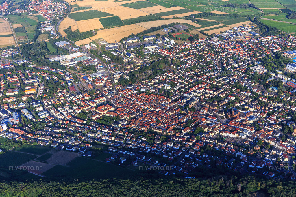 Luftbild: Stadtübersicht aus Westen in Bad Bergzabern im Bundesland Rheinland-Pfalz in Deutschland. Foto: IMG_120991-2.jpg vom 23.07.2020 durch Werner Riehm/FLY-FOTO.de