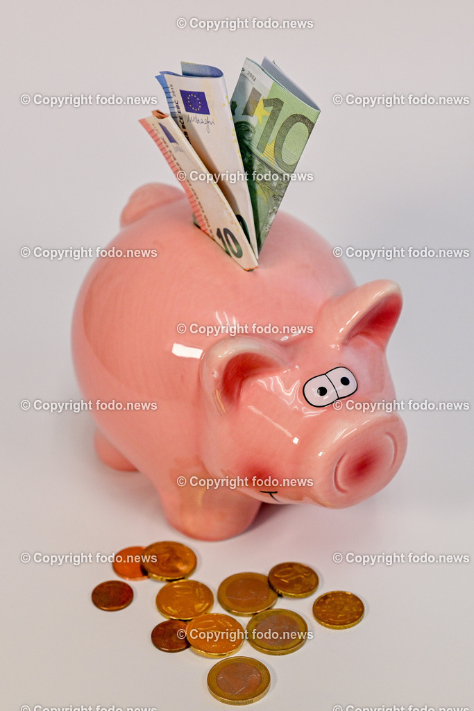 Sparschwein_ 21.12.2024-5 | 21.12.2024, Linz, AUT, Sparschwein, im Bild Themenbild, Sparschwein, Schwein, sparen, Geld, Euroscheine, Muenzen