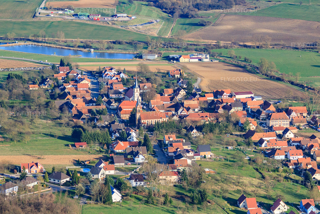 Vue aérienne: Vue de la ville depuis l'ouest à Kutzenhausen dans le département Bas Rhin, France – .Photo: IMG_38740.jpg prise le 20/03/2011 par Werner Riehm/FLY-FOTO.eu – Résolution de l'original: 4605 x 3070 px