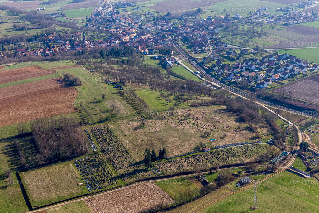 Vue aérienne: Cimetière à Ettendorf dans le département Bas Rhin, France. Photo: IMG_097503.jpg prise le 16/03/2017 par Werner Riehm/FLY-FOTO.eu – Résolution de l'original: 5472 x 3648 px