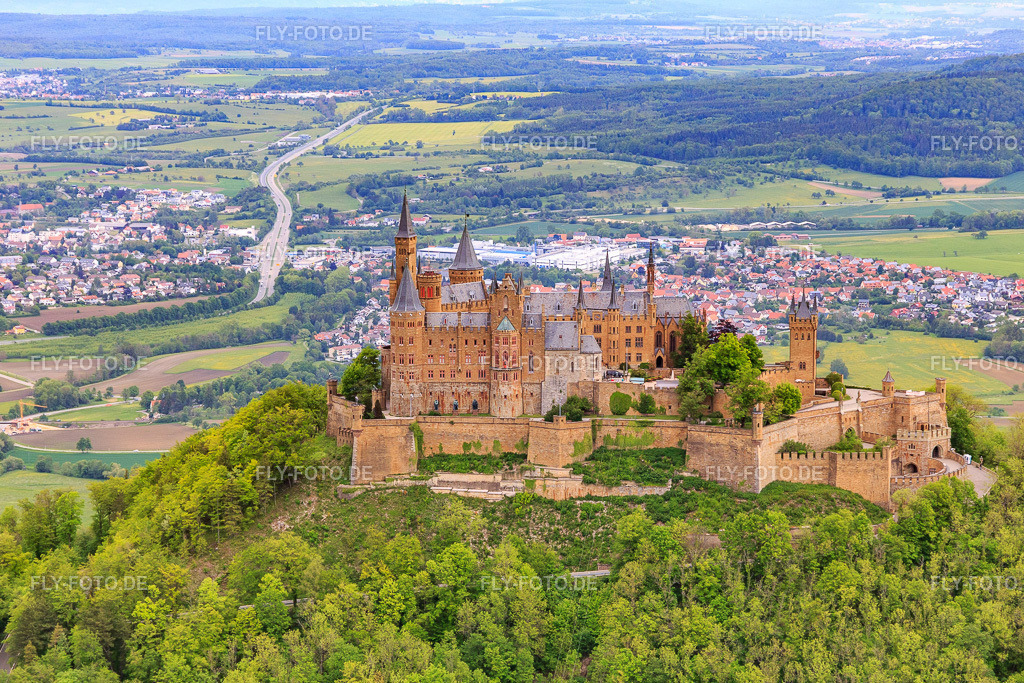 Burg Hohenzollern https://www.burg-hohenzollern.com/ | Luftbild: Burg Hohenzollern https://www.burg-hohenzollern.com/ im Ortsteil Zimmern in Bisingen im Bundesland Baden-Württemberg in Deutschland. Foto: IMG_114663.jpg vom 31.05.2019 durch Werner Riehm/FLY-FOTO.de - Realisiert mit Pictrs.com