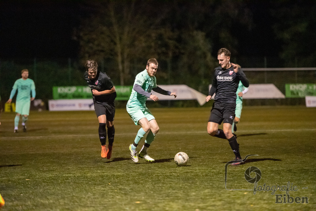 TuS Eversten-SVE Wiefelstede | Herren Kreisliga; TuS Eversten (grün)-SVE Wiefelstede (schwarz) am 03.11.2023; in Oldenburg (Sportanlage Maastricher Straße), Photo: Philip Eiben 2023 - Realisiert mit Pictrs.com