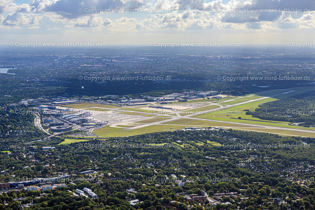 Hamburg_Flughafen_Fuhlsbüttel_ELS_2649200922 | HAMBURG 20.09.2022 Start- und Landebahn Nord mit Rollweg auf dem Gelände des Flughafens im Ortsteil Fuhlsbüttel in Hamburg, Deutschland. Weiterführende Informationen bei: Flughafen Hamburg GmbH. // Runway north with taxiway on the grounds of the airport in the district of Fuhlsbuettel in Hamburg, Germany. Further information at: Flughafen Hamburg GmbH. Foto: Martin Elsen