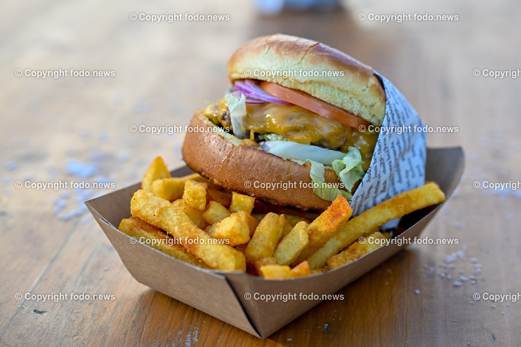 Deli Food Truck_ Le Bistro_ 09.01.2024-7 | 09.01.2024, Linz, AUT, Tabakfabrik im Bild Deli Food Truck, Le Bistro, Cheeseburger, Pommes Frittes, Fingerfood, Salat, Tomaten, Kaese