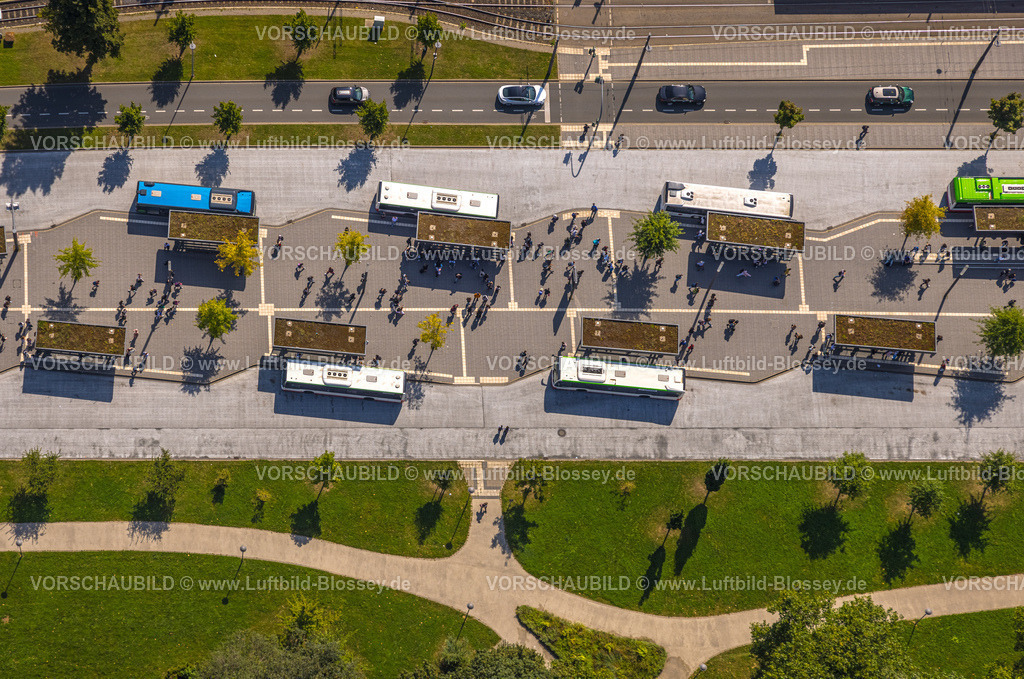 Gelsenkirchen240807855GE-Nord | Luftbild, Busse und Fahrgäste am ZOB Omnibusbahnhof Buer, Buer, Gelsenkirchen, Ruhrgebiet, Nordrhein-Westfalen, Deutschland