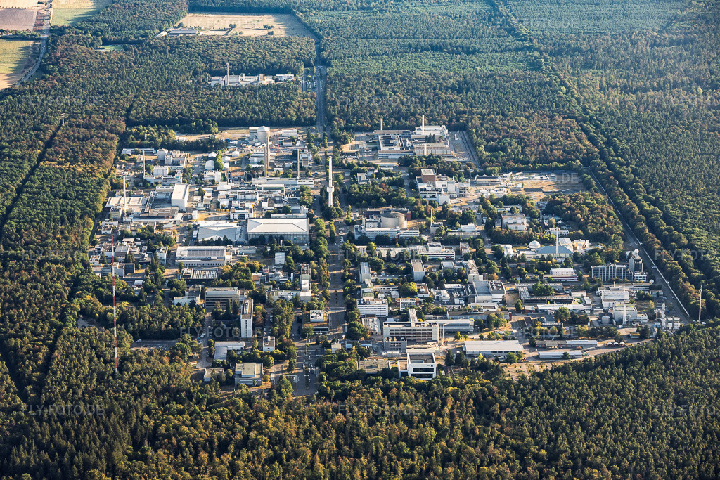 Luftbild: Karlsruhe Institut für Technologie - Campus Nord aus Süden im Ortsteil Leopoldshafen in Eggenstein-Leopoldshafen im Bundesland Baden-Württemberg in Deutschland. – Foto: IMG_158294.jpg vom 06.08.2026 durch Werner Riehm/FLY-FOTO.de – Auflösung des Originals: 5705 x 3803 px – KIT - Karlsruher Institut für Technologie KIT