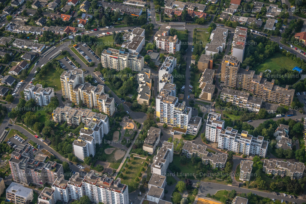4047812 | WüRZBURG 21.08.2021 Hochhäuser im Wohngebiet einer industriell gefertigten Plattenbau- Siedlung im Ortsteil Heuchelhof in Würzburg im Bundesland Bayern, Deutschland. // Skyscrapers in the residential area of industrially manufactured settlement in the district Heuchelhof in Wuerzburg in the state Bavaria, Germany. Foto: Gerhard Launer