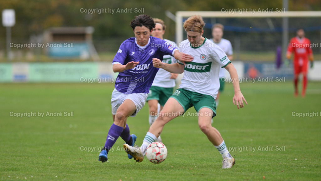 VfR Neumünster vs PSV Neumünster | Riku Deguchi (VfR #22) / Meiko Werner (PSV #15) - Fußball-Oberliga Männer 2024/2025 / VfR Neumünster vs PSV Neumünster / VfR-Stadion / Neumünster / 20.10.24 - Realisiert mit Pictrs.com