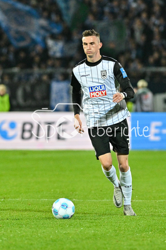 SSV Ulm 1846 Fussball - FC Schalke 04 | am BAll Niklas KOLBE (SSV Ulm #27) / Freisteller / Einzelfoto / 2. Bundesliga: SSV Ulm 1846 Fussball - FC Schalke 04, Donaustadion am 01.11.2024