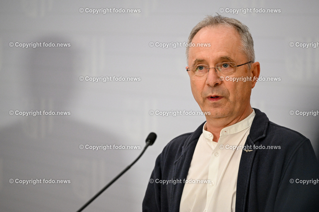 Pressekonferenz Land Ooe_ Gemeinsam geschafft - Maßnahmen zur Verbesserung fuer Mitarbeitende in den ooe. Spitaelern_ 10.04.2024-38 | 10.04.2024, Linz, AUT, Pressekonferenz Land Ooe, Gemeinsam geschafft - Maßnahmen zur Verbesserung fuer Mitarbeitende in den ooe. Spitaelern, im Bild Alfred Mayr (Vorsitzender des Oberoesterreichischen Gesundheitsholding GmbH 