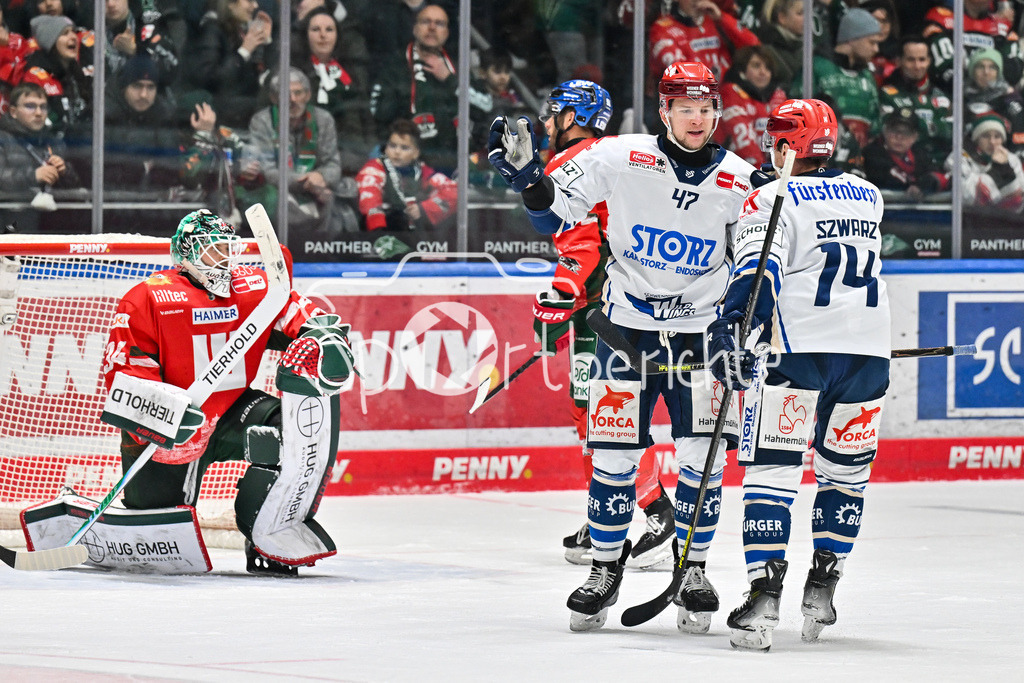 Augsburger Panther - Schwenninger Wild Wings | AUGSBURG, GERMANY - 02. JANUARY: Jubel der Wild Wings nach dem Treffer zum 3-5 durch Alexander KARACHUN (Schwenninger Wild Wings 47)  / Tor / Torschuetze / Freude / Happy während dem Match zwischen den Augsburger Panthern und den Schwenninger Wild Wings am 35. Spieltag der Penny DEL im Curt Frenzel Stadion