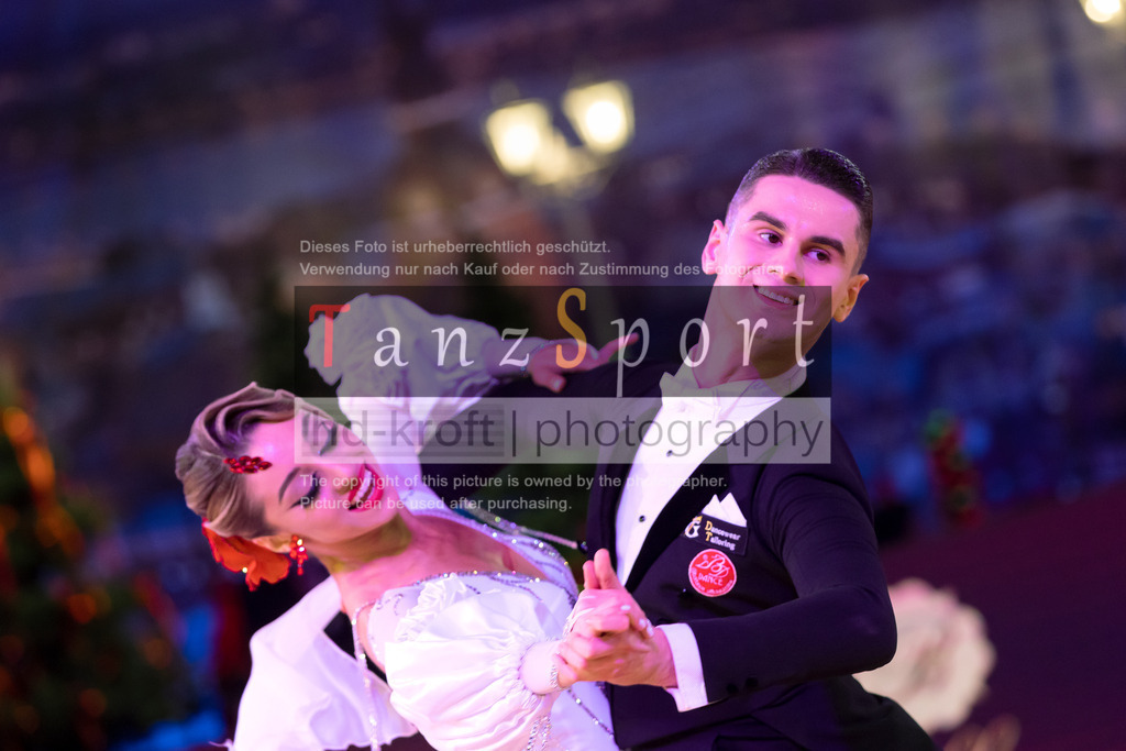 20241215_WDSF_Int_Open_Std-Riga-9848 | Tanzsportbilder, Standardtanz, Lateintanz, WDSF, DTV, LTVB, dancecomp, goc, hessen tanzt, blaues band der spree, walzer, tango, wiener walzer, slowfox, quickstepp, samba, rumba, cha-cha-cha, paso doble. jive, hd-kroft photography, turniertanzsport