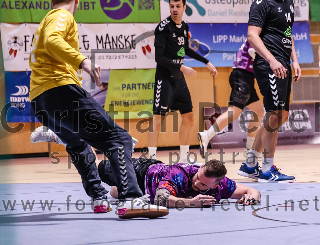 2024-11-09_017_SpVgg_Altenerding_gegen_TV_Altoetting | Erding, Deutschland, 09.11.2024:Handball, Bezirksoberliga Männer 2024 / 2025, 6. Spieltag, SpVgg Altenerding gegen TV Altötting, Endergebnis: 26:22Torwart Dominik Starflinger (TV Altötting, #1), Sebastian Forster (SpVgg Altenerding, #13)Foto: Christian Riedel / fotografie-riedel.net