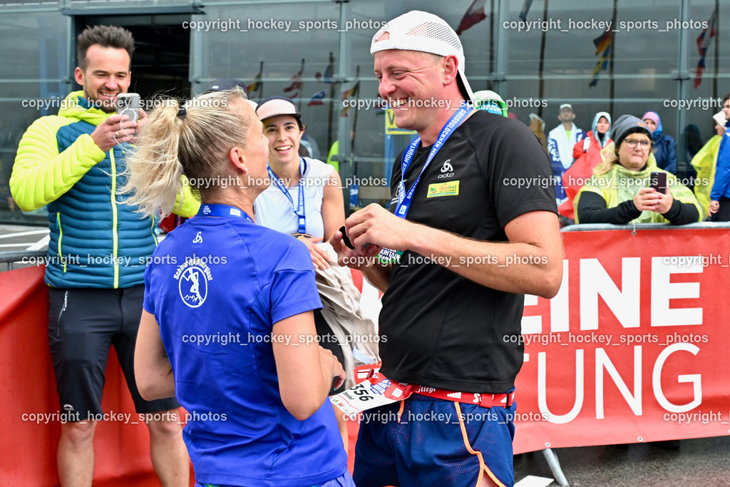 Großglockner Mountain Run | #357 Kilzer Stephanie, #356 Rosmann Daniel, Heiratsantrag, Großglockner Mountain Run, Großglockner Mountain Run 2024 am 07.07.2024 in Heiligenblut (Großglockner), Austria, (Photo by Bernd Stefan)