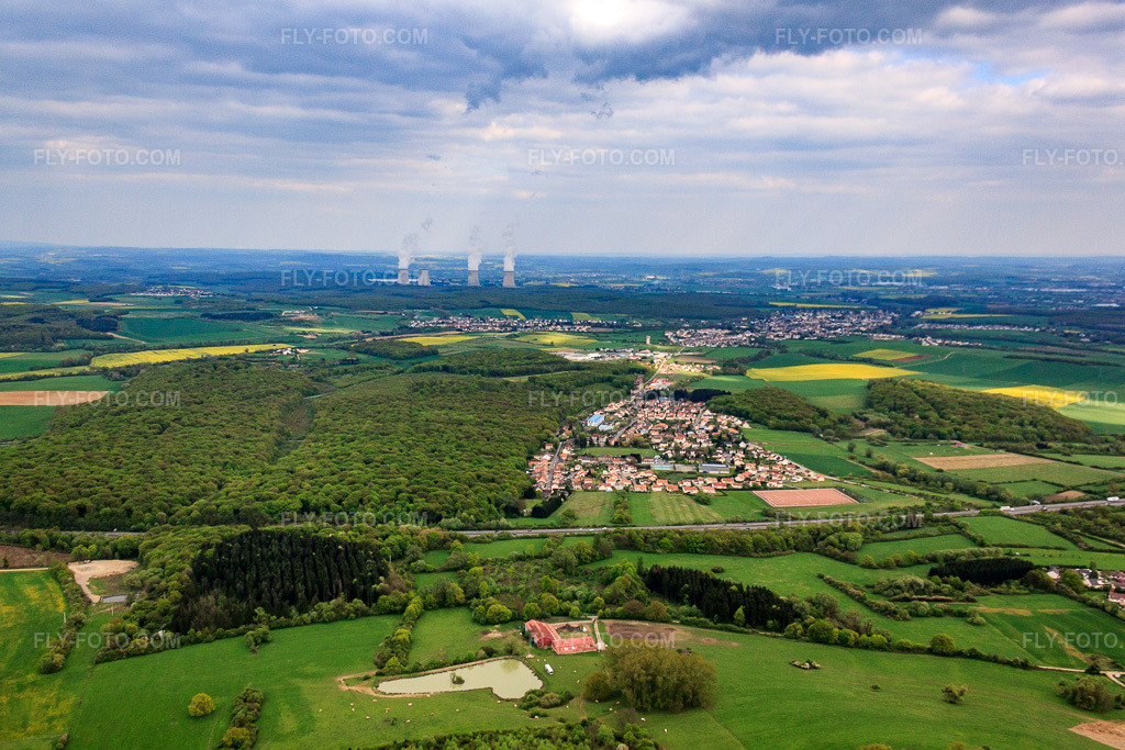 Aerial view: Localities with the CNPE - Center Nucléaire de Production d'Electricite de Cattenom in the east in Entrange in the state Moselle, France. – Photo: IMG_39701.jpg taken on 04/16/2011 by Werner Riehm/FLY-FOTO.com – Resolution of the original: 4567 x 3045 px