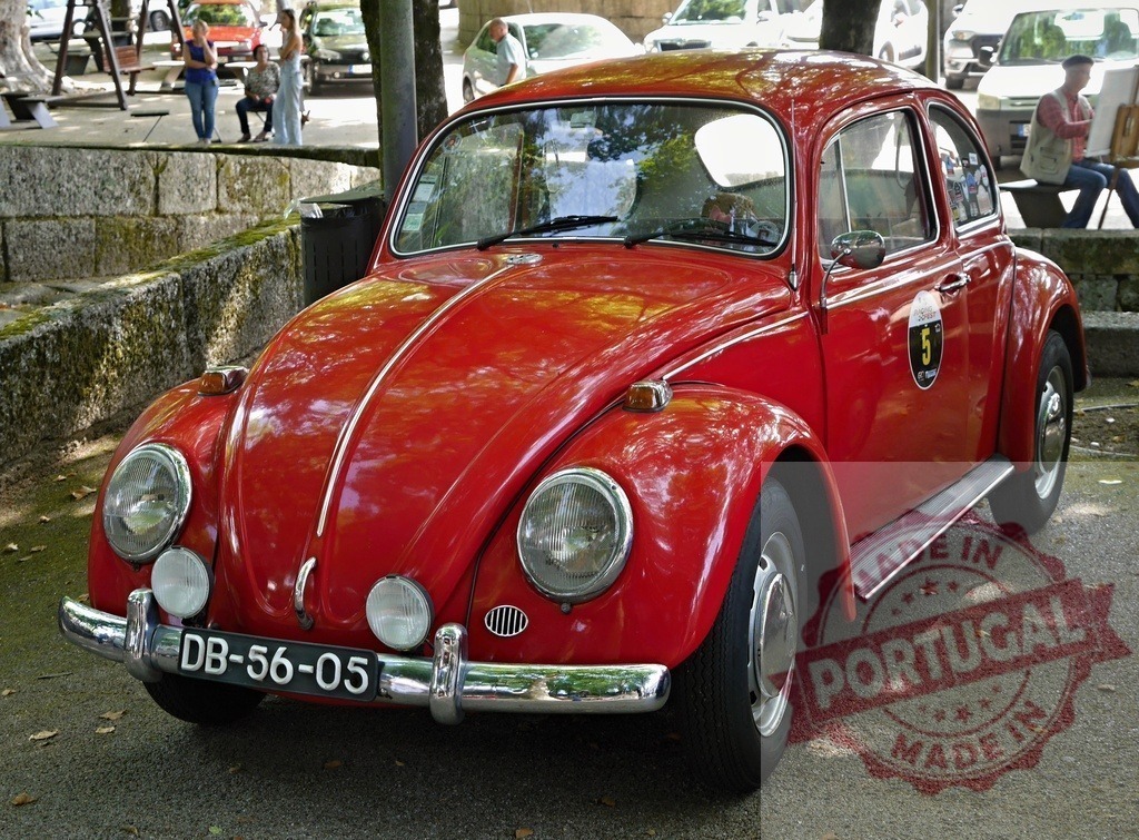 Red Volkswagen Beetle classic car parked at show | Red Volkswagen Beetle car parked outdoors during a vintage vehicle event - Realisiert mit Pictrs.com