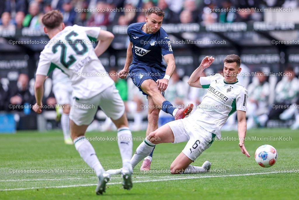 BMG16052601018 | 16.05.2026, Fußball, Borussia Mönchengladbach - TSG 1899 Hoffenheim, 1. Fußball Bundesliga, 34.Spieltag, Borussia-Park, Saison 2025 2026: Tim Lemperle&nbsp;(TSG Hoffenheim #19) verschießt eine Torchance im Zweikampf gegen  Lukas Ullrich&nbsp;(Borussia Mönchengladbach #26) Yannik Engelhardt&nbsp;(Borussia Mönchengladbach #06) DFB regulations prohibit any use of photographs as image sequences and or quasi-video.