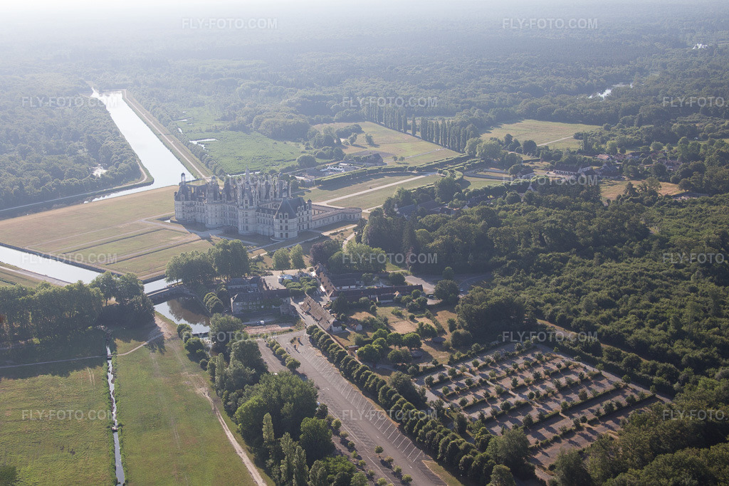 Aerial view: View of the town in Chambord in the state Loir et Cher, France. – Photo: IMG_082120.jpg taken on 06/20/2015 by Werner Riehm/FLY-FOTO.com – Resolution of the original: 4447 x 2965 px
