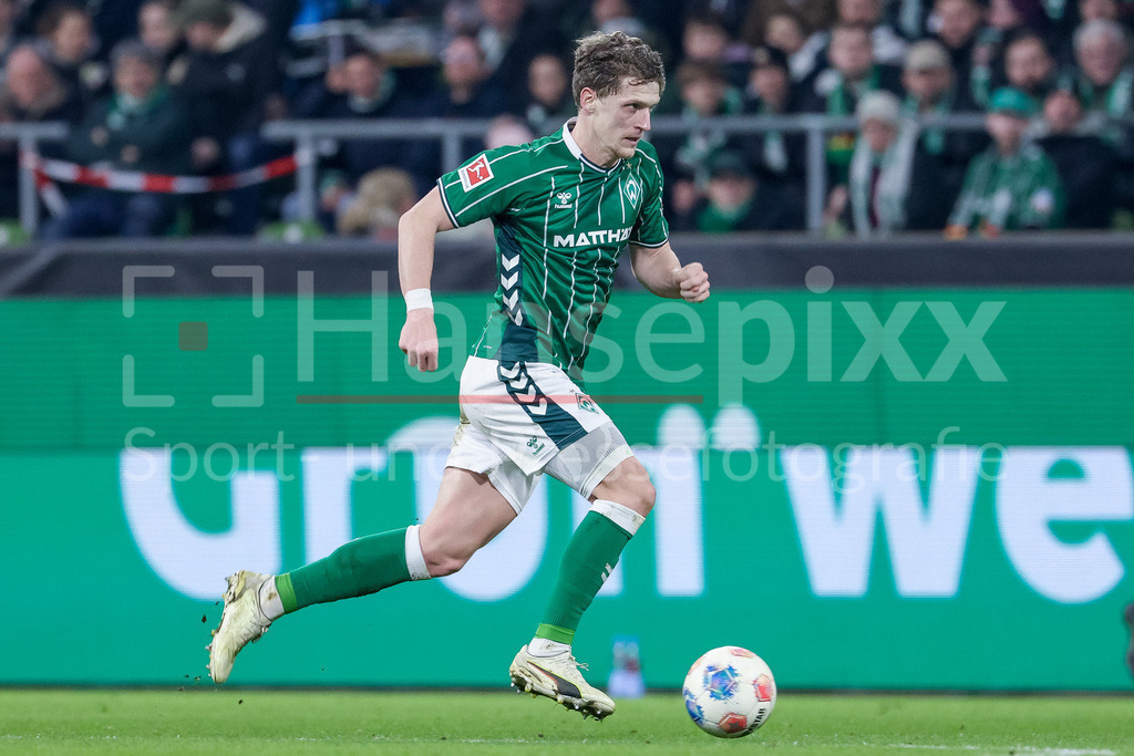 Fussball, Bundesliga, SV Werder Bremen - Eintracht Frankfurt | Jens Stage (SV Werder Bremen, 6) am Ball, Freisteller, Einzelbild, Ganzkörper, Aktion, Action, Spielszene, DIE DFL-RICHTLINIEN UNTERSAGEN JEGLICHE NUTZUNG VON FOTOS ALS SEQUENZBILDER UND/ODER VIDEOÄHNLICHE FOTOSTRECKEN. DFL REGULATIONS PROHIBIT ANY USE OF PHOTOGRAPHS AS IMAGE SEQUENCES AND/OR QUASI-VIDEO.
