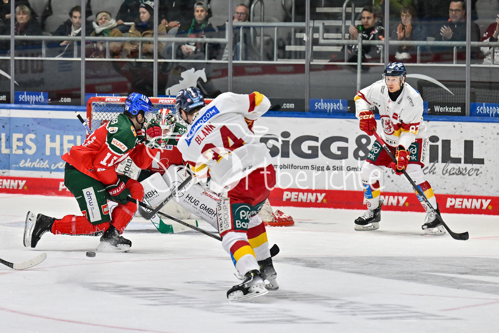 Augsburger Panther - Düsseldorfer EG | Mick KOEHLER (Augsburger Panther #11) blockt einen Schuss von Alexander BLANK (Duesseldorfer EG 24) / DEL: Augsburger Panther - Düsseldorfer EG, Curt Frenzel Stadion am 13.12.2024
