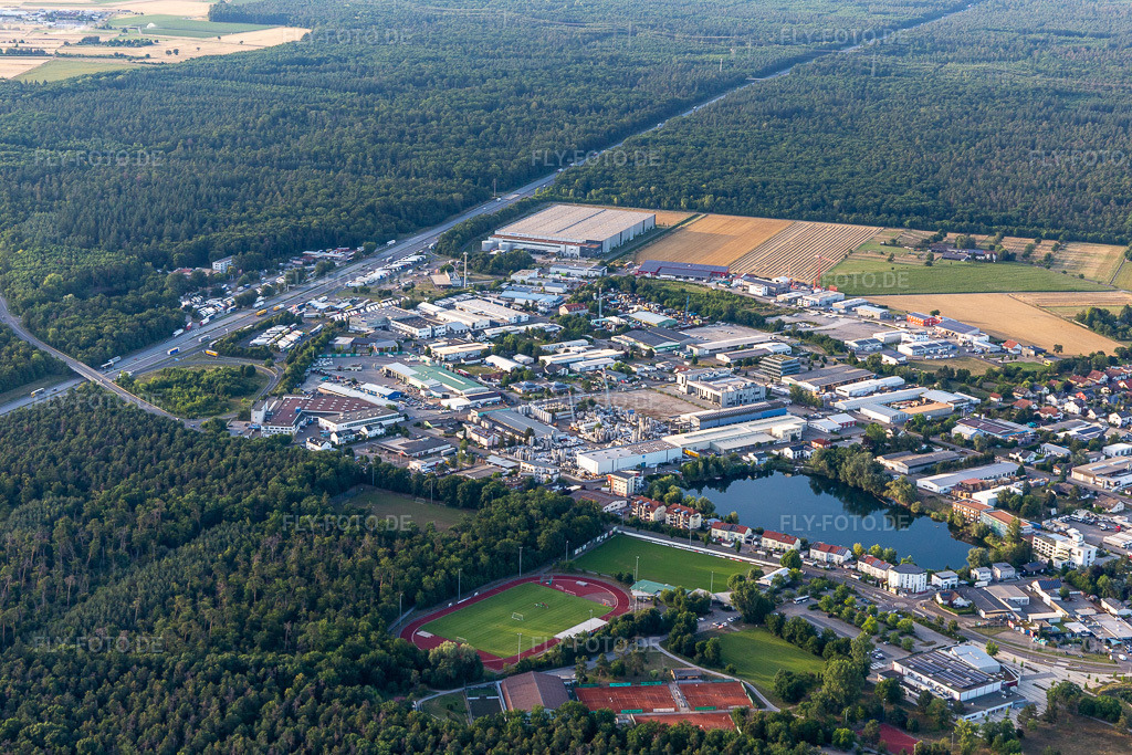 Luftbild: Industriegebiet NW in Forst im Bundesland Baden-Württemberg in Deutschland. – Foto: IMG_133492.jpg vom 12.07.2022 durch Werner Riehm/FLY-FOTO.de – Auflösung des Originals: 5472 x 3648 px – Gemeinde Forst