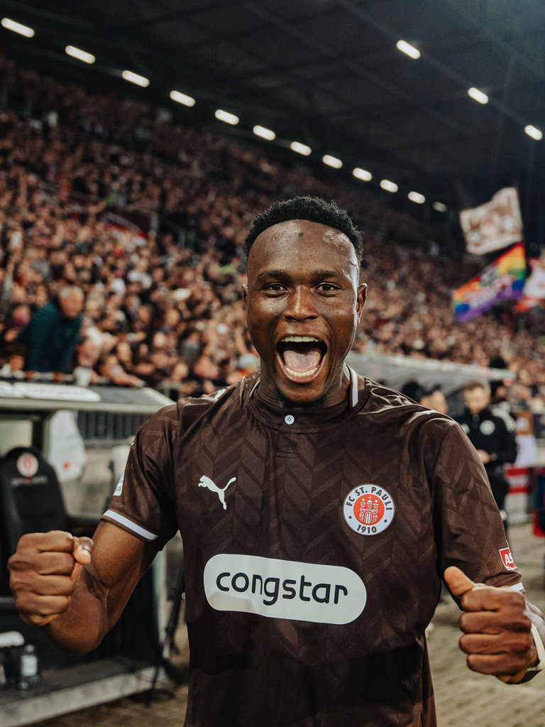 FCS04108 | Der offizielle Shop für FC St. Pauli Fotos. Wähle aus Spielszenen & Fanmomenten dein FCSP Wunschformat. Wir liefern Millerntor-Atmosphäre.