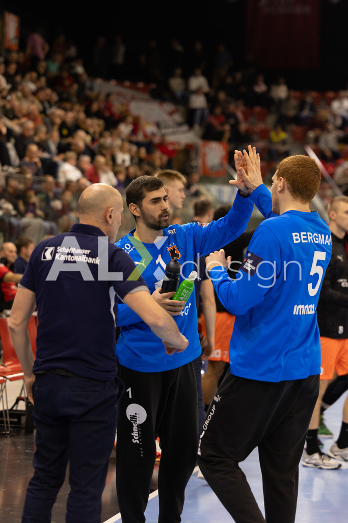 Handballen I Herren I Saison 2025-2026 I Quickline Handball League 2026 | Men I 18. Spieltag I Pfade Winterthur - Kadetten Schaffhausen I 20.12.2025 | 1 Moreno Car (Kadetten Schaffhausen) - Torhüter | 5 Leon Bergmann (Kadetten Schaffhausen) - Torhüter - Realisiert mit Pictrs.com