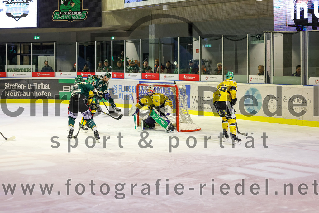 2025-12-19_110_TSV_Erding_gegen_Toelzer_Loewen | Erding, Deutschland, 19.12.2025:Eishockey, Oberliga Süd 2025 / 2026, 27. Spieltag, TSV Erding gegen Tölzer Löwen, Endergebnis: 2:5Louis Trattner (Erding Gladiators, #7), Torwart Matthias Bittner (Tölzer Löwen, #32)Foto: Christian Riedel / fotografie-riedel.net